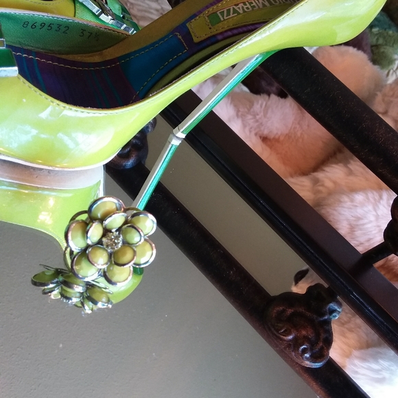 SOLD Flower ring with light green gemstone centered - Picture 5 of 5